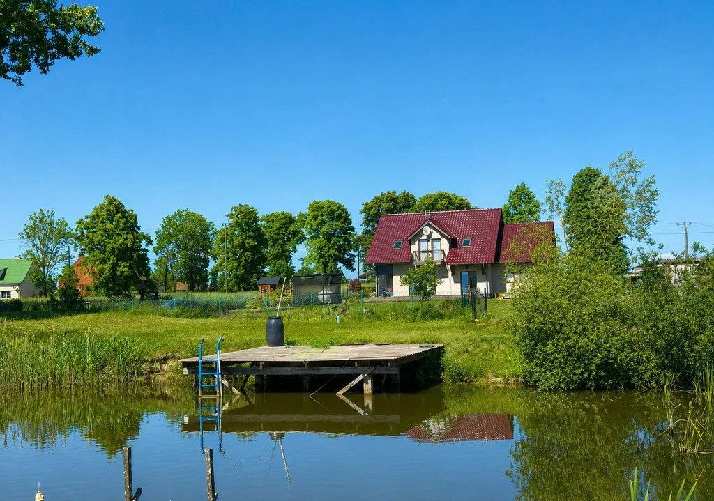 Dom nad jednym z prywatnych stawów